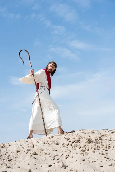 Visão Baixo Ângulo Jesus Roupão Faixa Vermelha Coroa Espinhos Andando — Fotografia de Stock