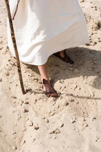 Bijgesneden Afbeelding Van Jezus Gewaad Sandalen Lopen Woestijn Met Houten — Stockfoto