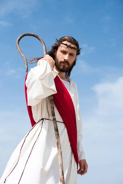 Low Angle View Jesus Robe Red Sash Crown Thorns Standing — Stock Photo, Image