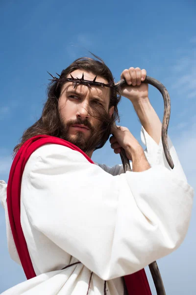 Retrato Jesus Roupão Faixa Vermelha Coroa Espinhos Apoiados Cajado Madeira — Fotografia de Stock