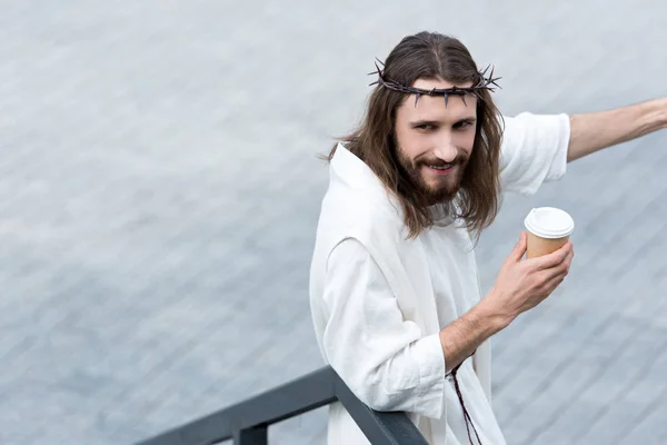 Wesoły Jezusa Szatę Koronę Cierni Trzymając Kubek Kawy Jednorazowe Ulicy — Darmowe zdjęcie stockowe