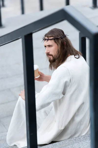 Visão Lateral Jesus Grave Roupão Coroa Espinhos Sentado Escadas Segurando — Fotos gratuitas