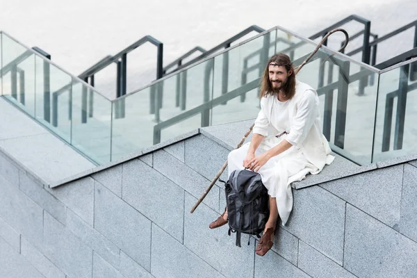 High Angle View Smiling Jesus Robe Crown Thorns Sitting Staircase — Free Stock Photo