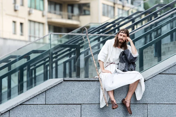 Pensive Jesus Robe Crown Thorns Sitting Travel Bag Staff Staircase — Free Stock Photo