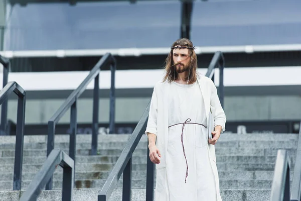 Jesus Roupão Coroa Espinhos Andando Escadas Com Laptop Ouvindo Música — Fotografia de Stock Grátis