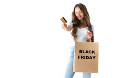 mutlu kız altın kredi kartı ve alışveriş çantası üzerinde beyaz izole siyah Cuma işaretiyle holding