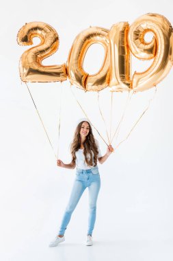 Noel Baba şapkası 2019 yeni yıl altın balonlar, üzerinde beyaz izole tutan güzel kız