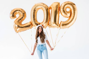 Noel Baba şapkası 2019 yeni yıl altın balonlar, holding gülümseyen kız beyaz izole