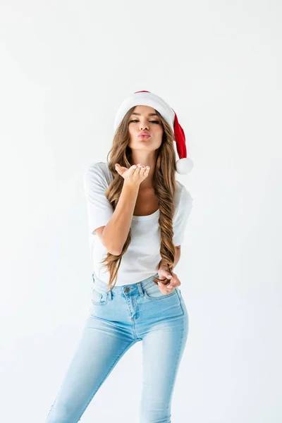 Attraktiva Flicka Santa Hatt Blåser Kyss Isolerad Vit — Stockfoto