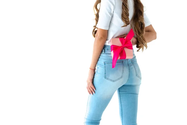 Recortado Vista Mujer Ocultando Rosa Presente Aislado Blanco — Foto de stock gratis