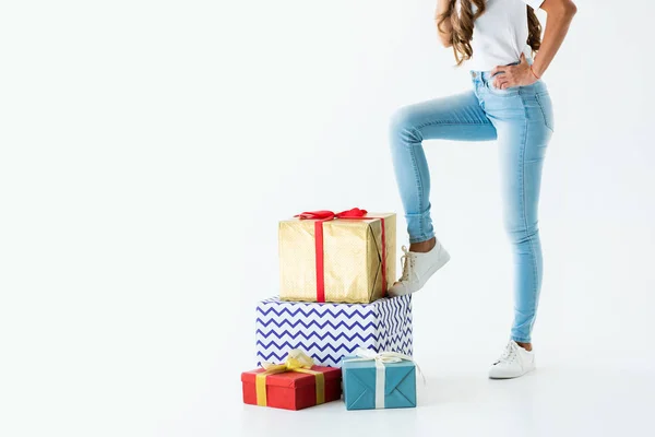 Vista Ritagliata Della Donna Piedi Vicino Scatole Regalo Isolato Bianco — Foto stock gratuita