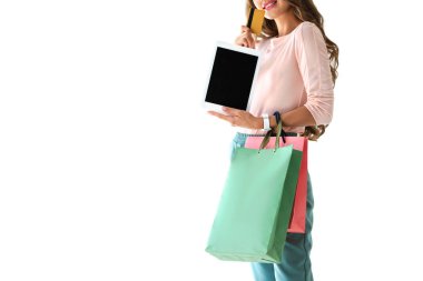 alışveriş online tablet ve üzerinde beyaz izole, kredi kartı ile alışveriş torbaları ile kızın kırpılmış görünümü