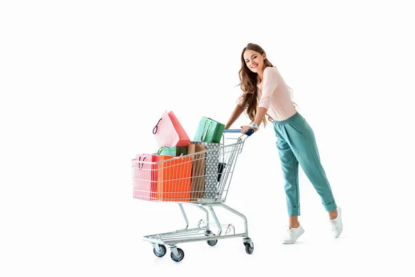 Schöne Fröhliche Mädchen Mit Einkaufswagen Und Taschen Isoliert Auf Weiß — Stockfoto