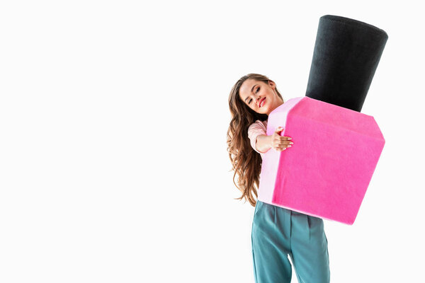 привлекательная счастливая женщина с большой розовый лак для ногтей, маникюр концепции, изолированные на белом
 