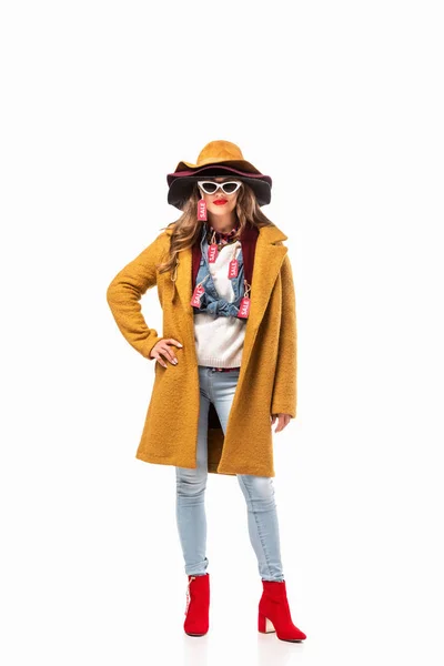 Atraktivní Dívka Kloboucích Podzimní Outfit Prodejem Značky Izolované Bílém — Stock fotografie zdarma