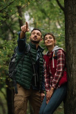 Erkek ve kadın uzak ormanda yürüyüş yaparken seyir sırt çantaları ile portresi