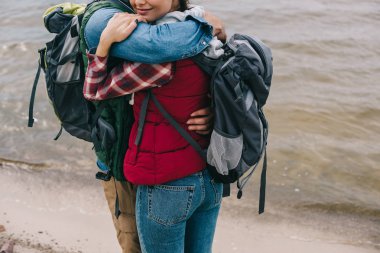 kaç yürüyüşçü kumsalda sarılma sırt çantaları ile kısmi görünümünü
