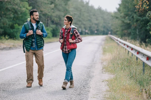 Couple Travelers Backpacks Walking Road — Stock Photo, Image