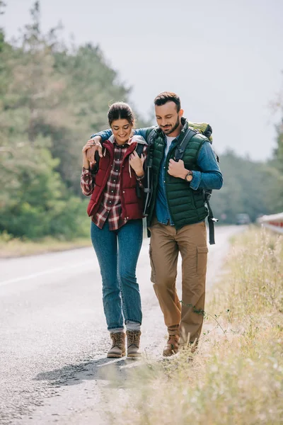 Couple Voyageurs Avec Sacs Dos Marchant Sur Route — Photo