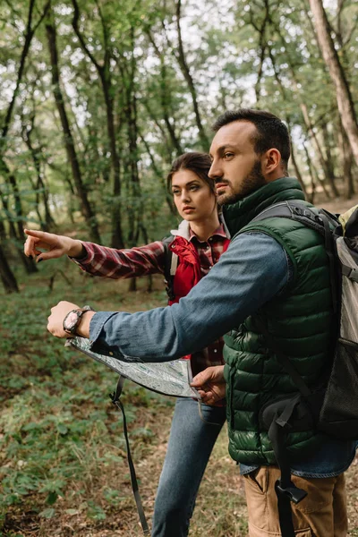 Pareja Viajeros Con Mapa Perdió Los Bosques —  Fotos de Stock