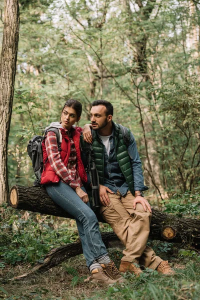 Jonge Reizigers Rusten Log Tijdens Het Wandelen Het Bos — Stockfoto