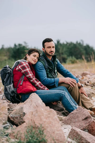 Hombre Mujer Con Mochilas Descansando Sobre Rocas Playa Arena — Foto de stock gratis