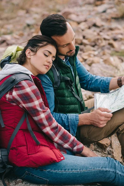 Zijaanzicht Van Wandelaars Met Rugzakken Kaart Rustend Rotsen — Gratis stockfoto