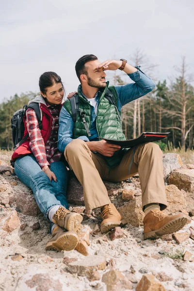 Hikers Map Sitting Rocks Sandy Beach — Stock Photo, Image