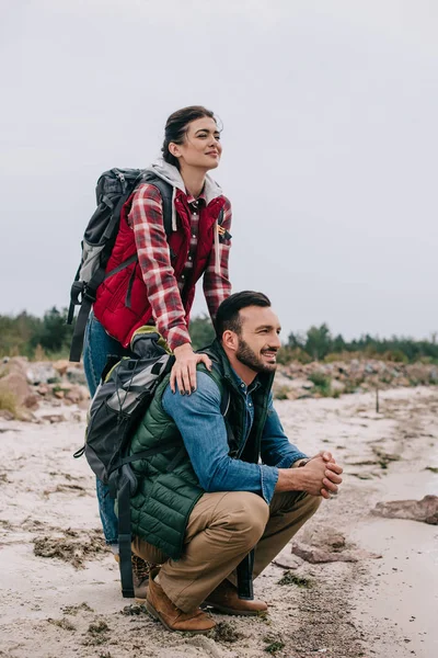 Casal Caminhantes Com Mochilas Praia Areia — Fotografia de Stock