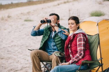 dürbünlü kamp üzerinde sandalye dinlenme couple