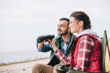 kamp sahip dürbün ile çift yan görünüm