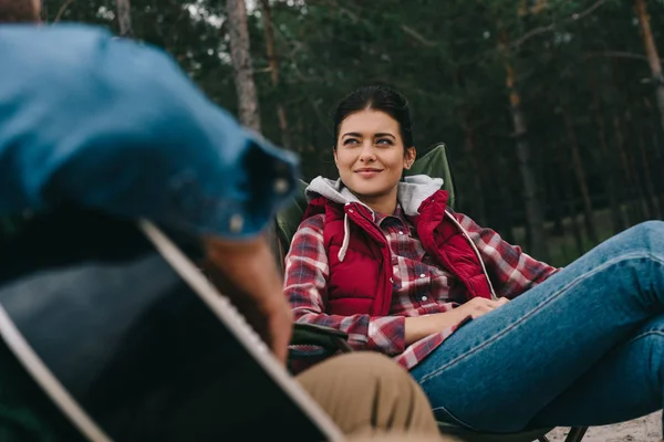 Vista Parcial Del Hombre Tocando Guitarra Acústica Para Esposa Camping — Foto de Stock