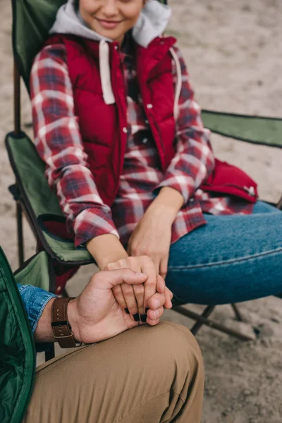 Μερική Άποψη Του Άνδρα Και Γυναίκα Κρατώντας Χέρια Απολαμβάνοντας Κάμπινγκ — Δωρεάν Φωτογραφία