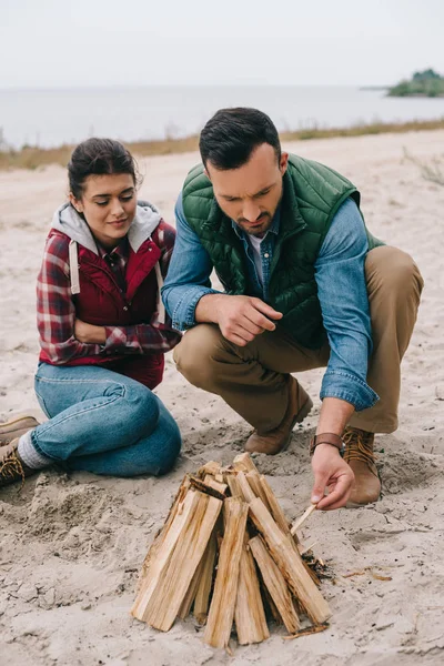 Couple Making Campfire Sandy Beach — Free Stock Photo