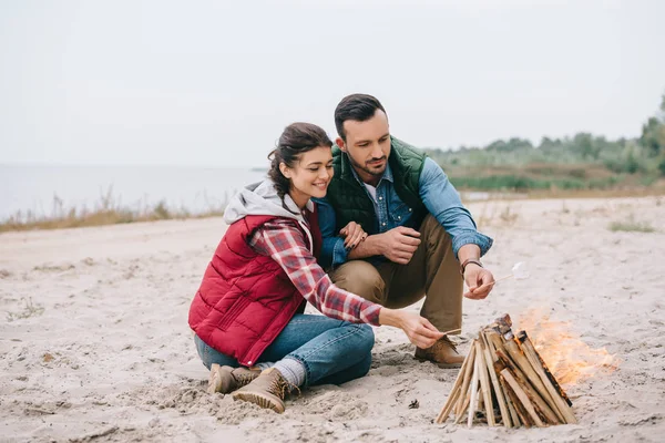 Couple Making Campfire Sandy Beach — Stock Photo, Image