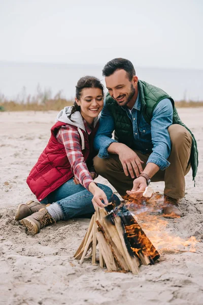 Pár Pražení Marshmallow Táborák Písečné Pláži — Stock fotografie