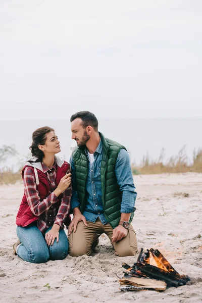 Woman Feeding Husband Marshmallow Campfire Sandy Beach — Stock Photo, Image