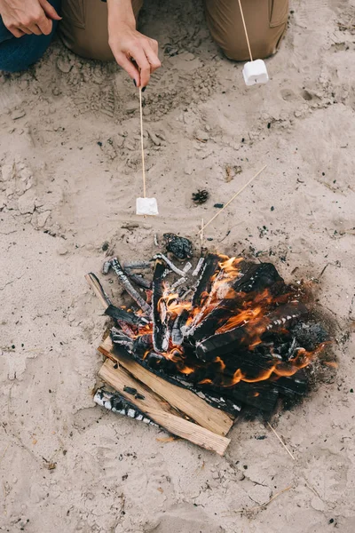 Cropped Shot Couple Roasting Marshmallow Campfire Sandy Beach — Free Stock Photo