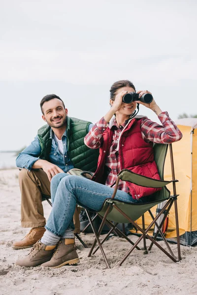 Couple Avec Jumelles Reposant Sur Des Chaises Sur Camping — Photo gratuite