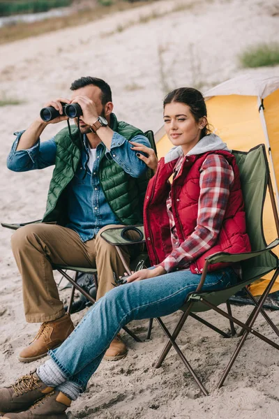 Couple Avec Jumelles Reposant Sur Des Chaises Sur Camping — Photo