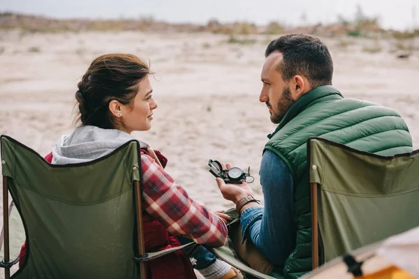 Baksidan Par Med Kompass Vilande Stolar Samtidigt Camping — Gratis stockfoto