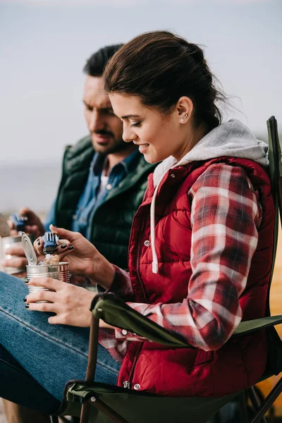 Par Som Äter Mat Från Burkar Samtidigt Camping — Stockfoto