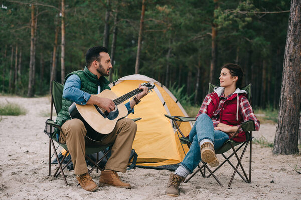 Man playing acoustic guitar for wife on camping — Stock Image Man Playing Acoustic Guitar Wife Camping Stock Image