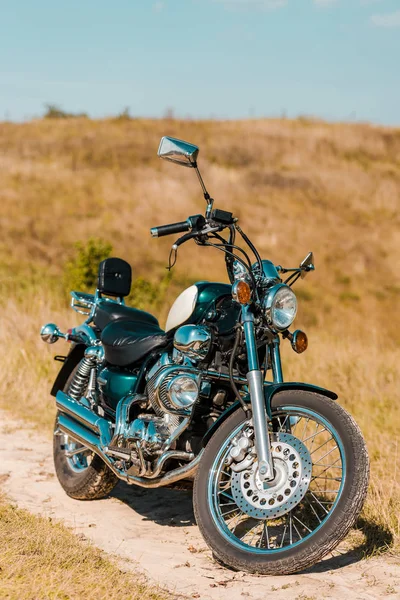田舎の牧草地に黒のビンテージ バイク — ストック写真
