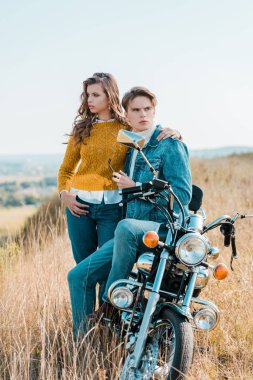 Erkek sarılma ve motosiklet üzerinde oturan güzel kız