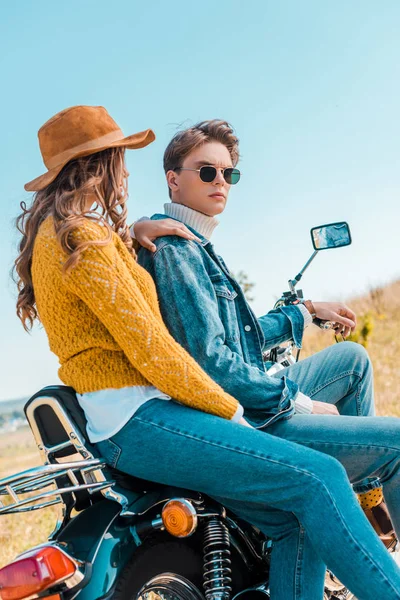 Young Couple Sitting Motorbike Relaxing Rural Meadow — Free Stock Photo
