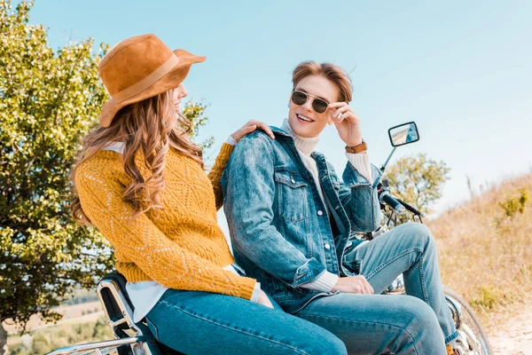 Young Couple Sitting Vintage Motorbike Looking Each Other — Stock Photo, Image