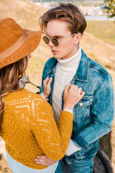 Young Handsome Boyfriend Looking Girlfriend Meadow — Free Stock Photo