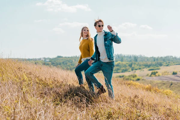 Casal Atraente Andando Prado Rural — Fotografia de Stock