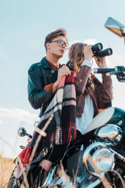 kız erkek motosiklet üzerinde oturan gözlüklü yakınındaki dürbün üzerinden seyir 